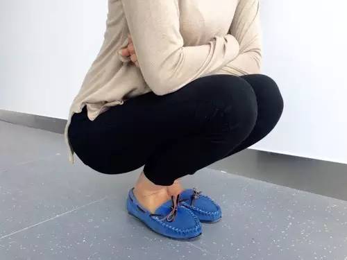  /p> p>(2)虚坐;两腿尽量弯曲,像坐的样子,但臀部不着地:蹲下,蹲伏.