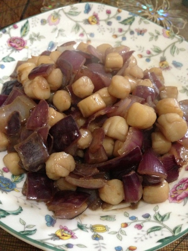  p>扇贝洋葱是一款菜品,主要原料是扇贝肉和洋葱,配料是白葡萄酒和