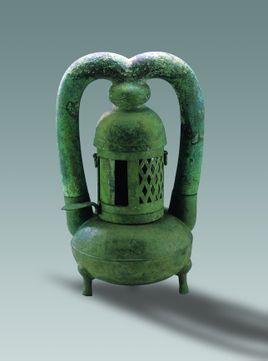  p>此灯造型属鼎形釭灯类,设计精巧.