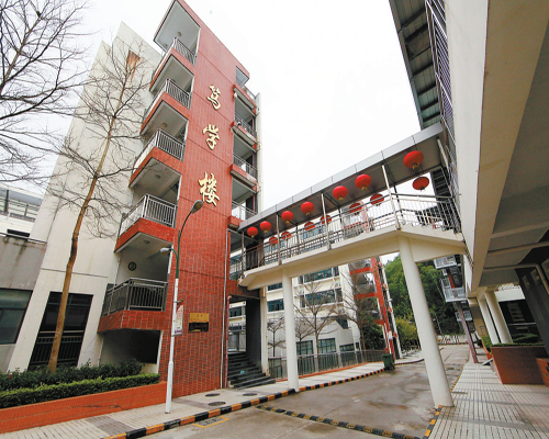  p>2014年3月13日中午,红岭中学高中部内发生一起悲剧,一名高二男生从