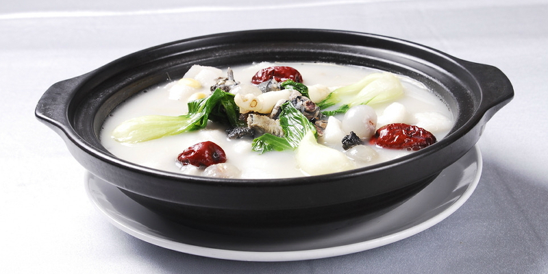  p>乌鸡山药汤是一道美食,以山药,乌鸡,胡萝卜等为主要食材;以姜,盐