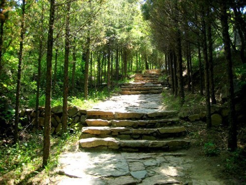 target="_blank" href="/item/兰溪">兰溪 /a>市城区西南,由兰荫山