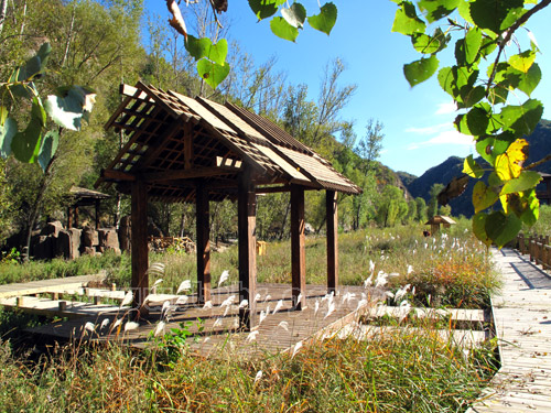 target="_blank" href="/item/汤河">汤河镇旦彰街以南