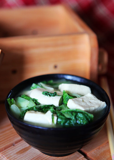  p>小白菜炖豆腐具有绿白相衬,清素鲜嫩的特点.