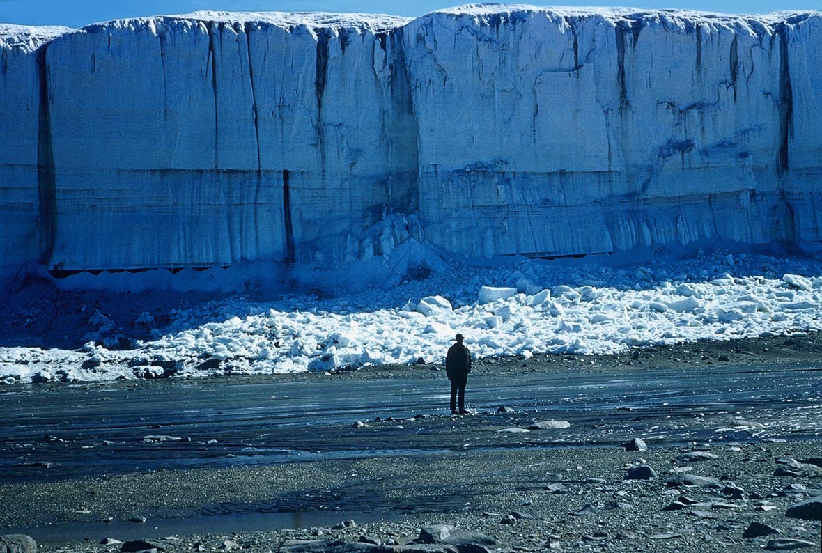  p>兰伯特冰川(lambert glacier)位于南极洲,是世界上最大最长的冰川