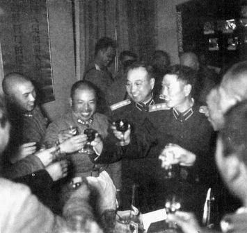 邓华与陈赓向战士敬酒(1955年)