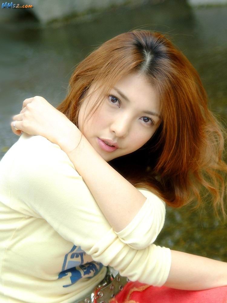  p>相马茜1998年首度参加赛车队race queen,她甜美的外型让演艺圈与