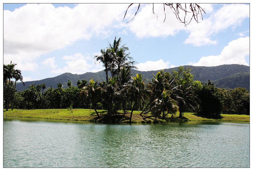  p data-id="gnx15sz65m">梦幻湖是位于中国台湾省台北市北投区的一个