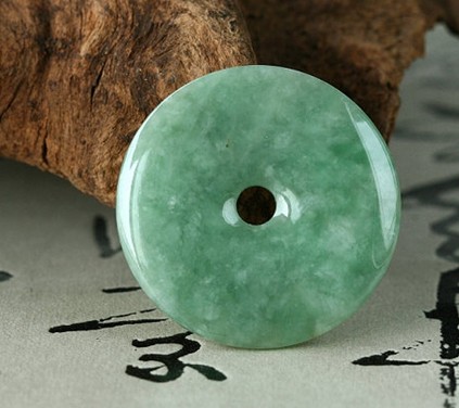  p>豆种翡翠是一种翡翠的分类,名称十分形象:其大多呈短柱状,恰似一粒