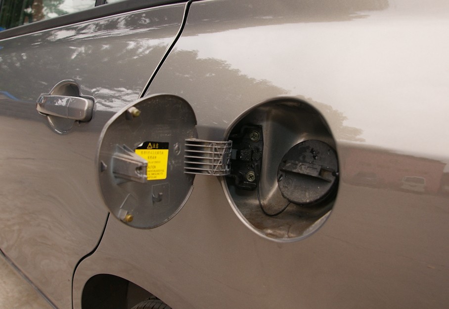 型多了一些配置,主要有铝制车轮,副驾驶席安全气囊,后门儿童安全锁,60