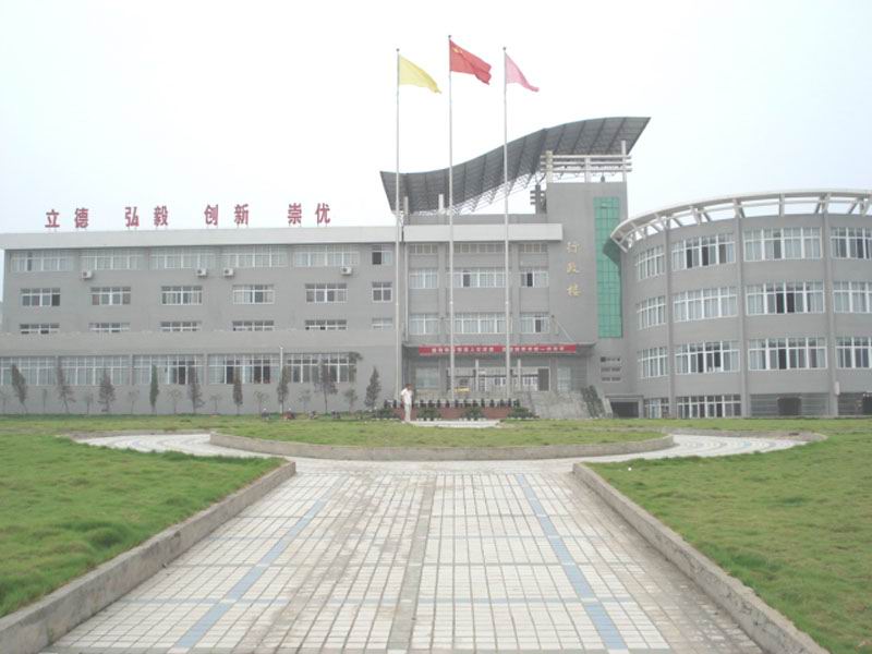  p>湖北省通山县第一中(简称:通山一中)学创办于1942年,2005年9月整体