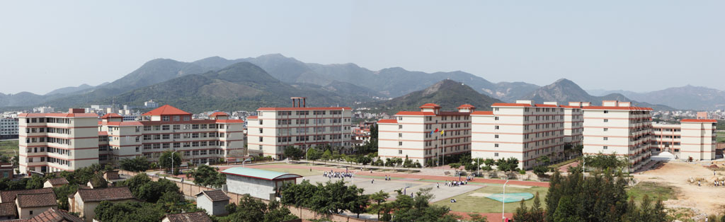 林庆山先生于2004年9月创办的一所完全中学兼容小学的全寄宿私立学校