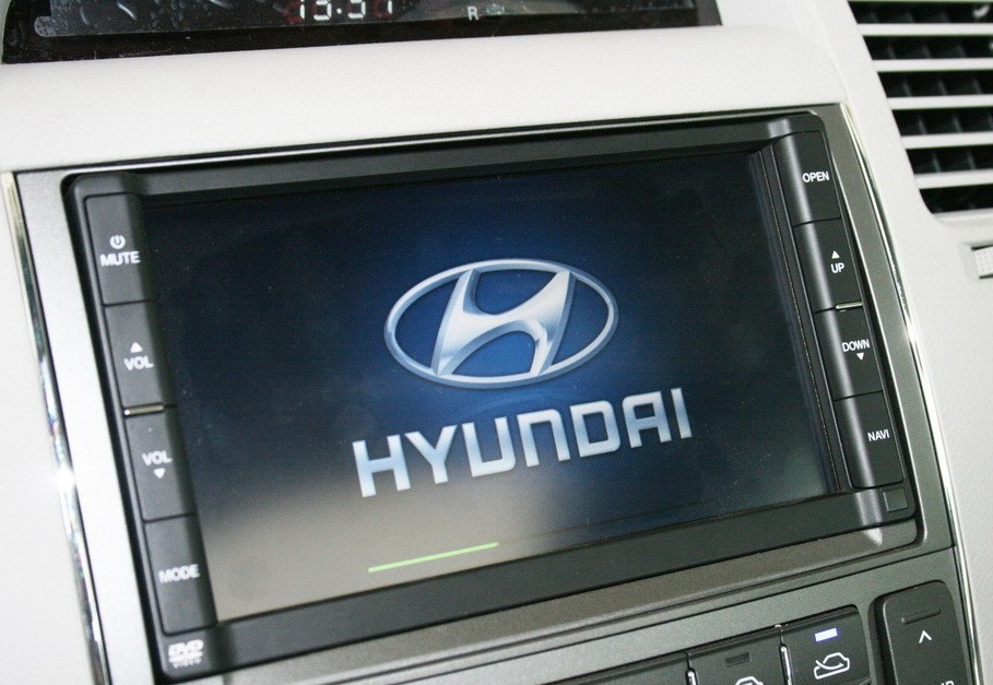  p>雅尊是韩国现代公司推出的前轮驱动模式高级轿车,从1986年开始生产