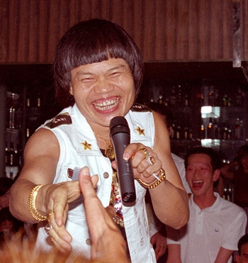  p>叶竞生( b>bobby yip/八两金 /b>1954年1月15日-),原名 b>叶竞生 