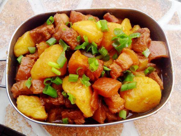 id="gnbsk6hf35">猪肉炖土豆是以猪肉和土豆为主要原料的一道家常菜