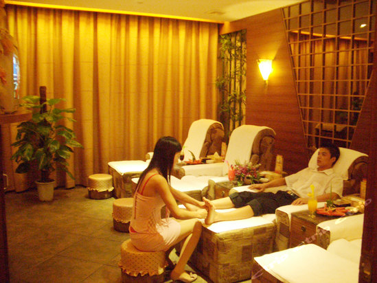  p>东莞东翔假日酒店位于长安镇与虎门镇高速路口交界处, 到深圳机场