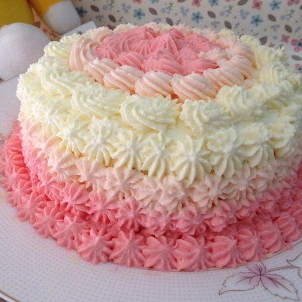 粉色渐变奶油蛋糕