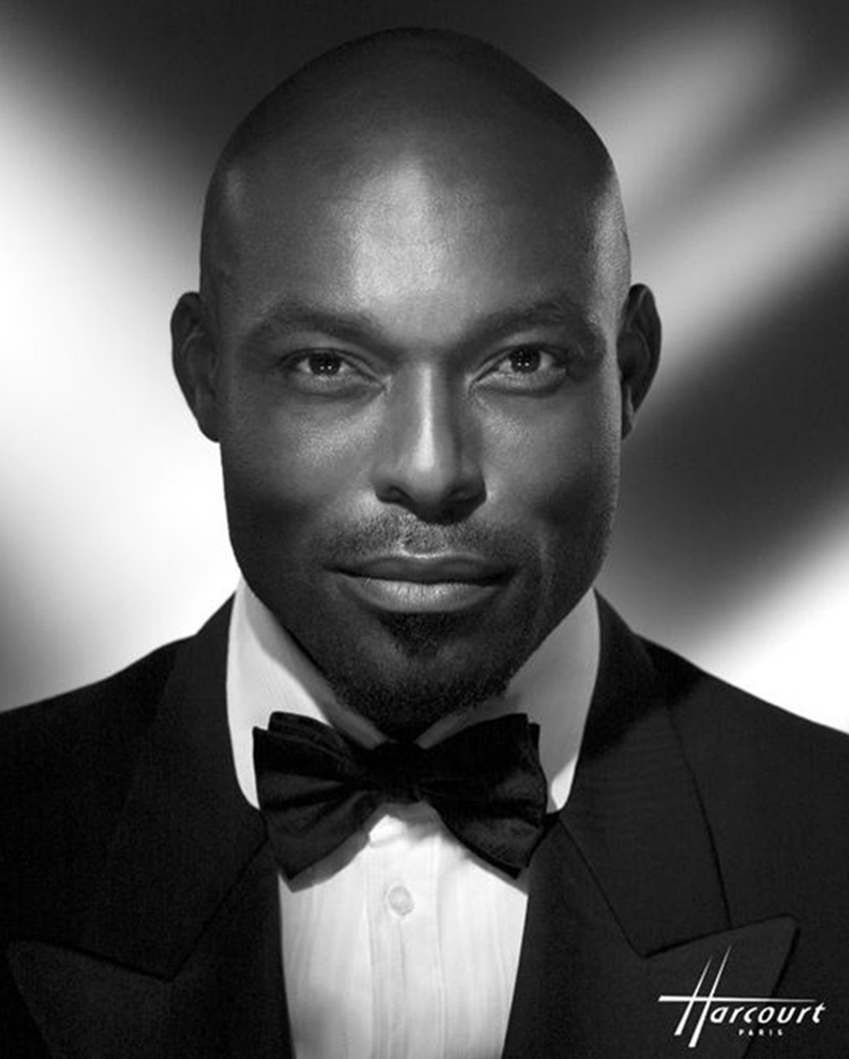 的经历,成长于佩蒂翁维尔的平民窟,却成为了国际化的艺人和好莱坞名人