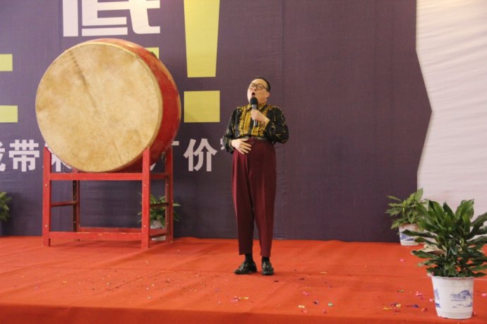  p data-id="gnwuknxiv7">湖南笑星碰碰胡,原名胡建林,中国影视演员.