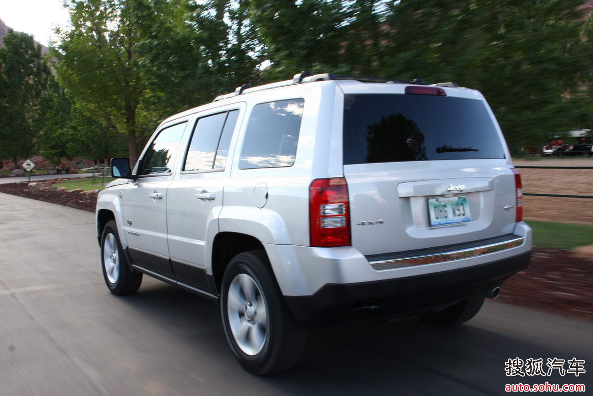  p>自由客指的是jeep品牌旗下一款偏重公路性能的城市型suv,同时也