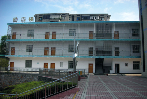 lemmaid="2094111">株洲市 /a>茨菇塘职工子弟小学在暑假期间筹建,于