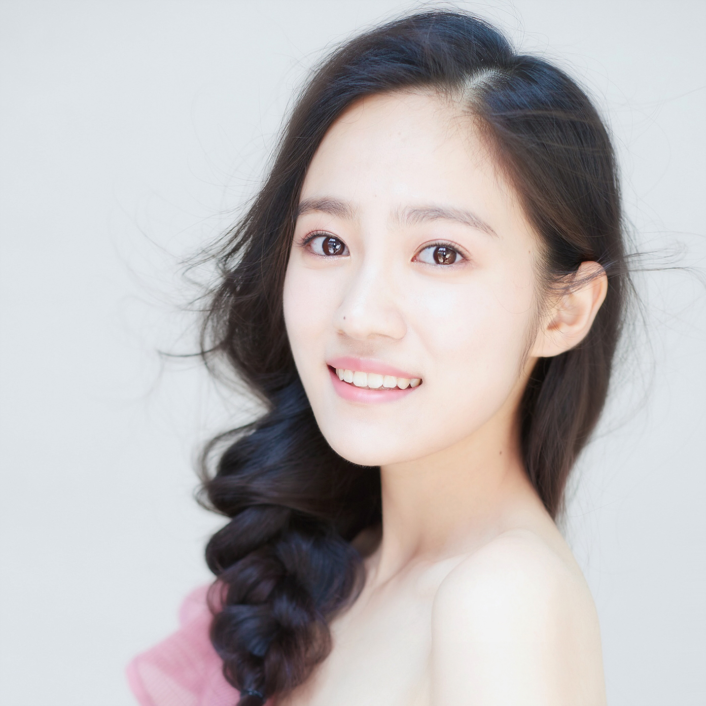 汤梦佳,1994年7月15日出生于上海市,毕业于上海戏剧学院,中国内地