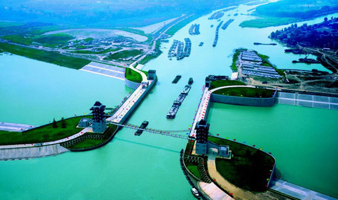  p>淮河西起桐柏山,伏牛山,东临黄海,南以大别山,江淮丘陵,通扬运河和