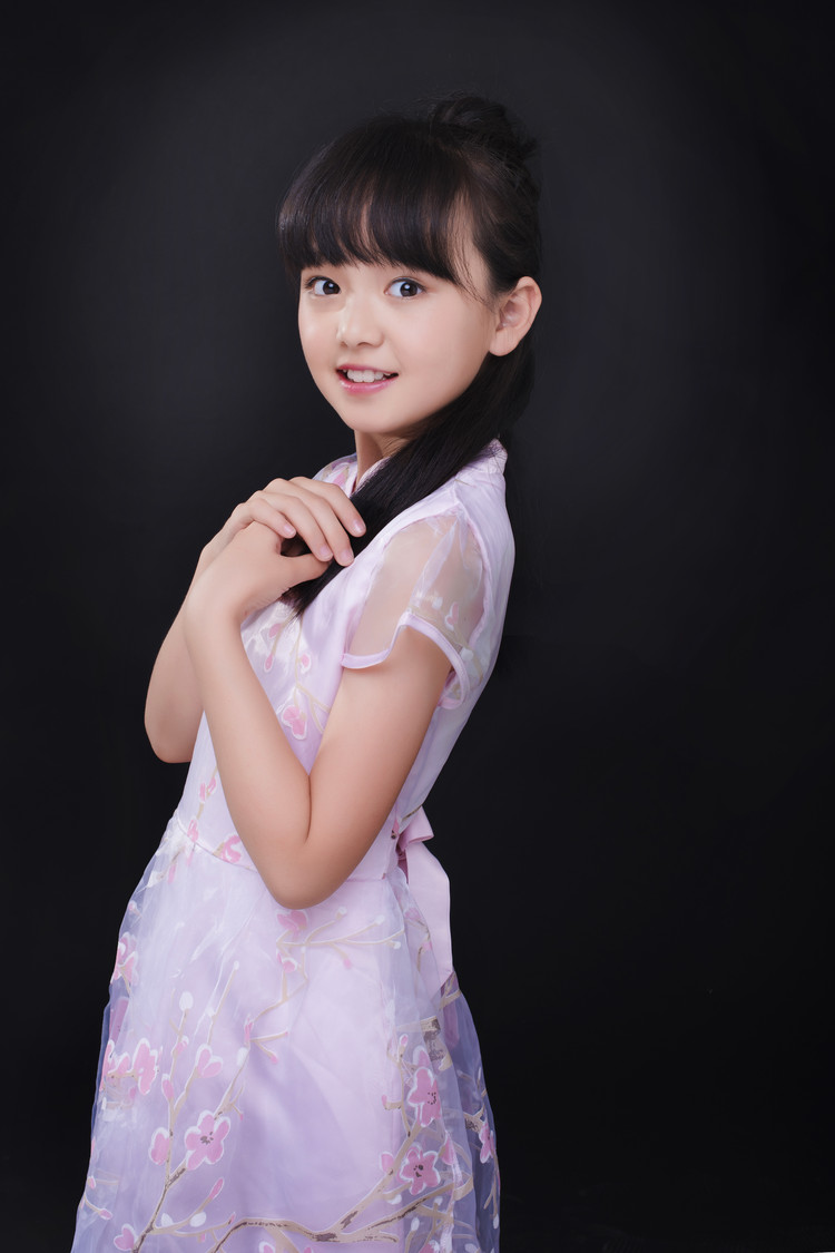  p>钟熠璠,2005年5月1日出生于黑龙江省鹤岗市,中国内地女演员.