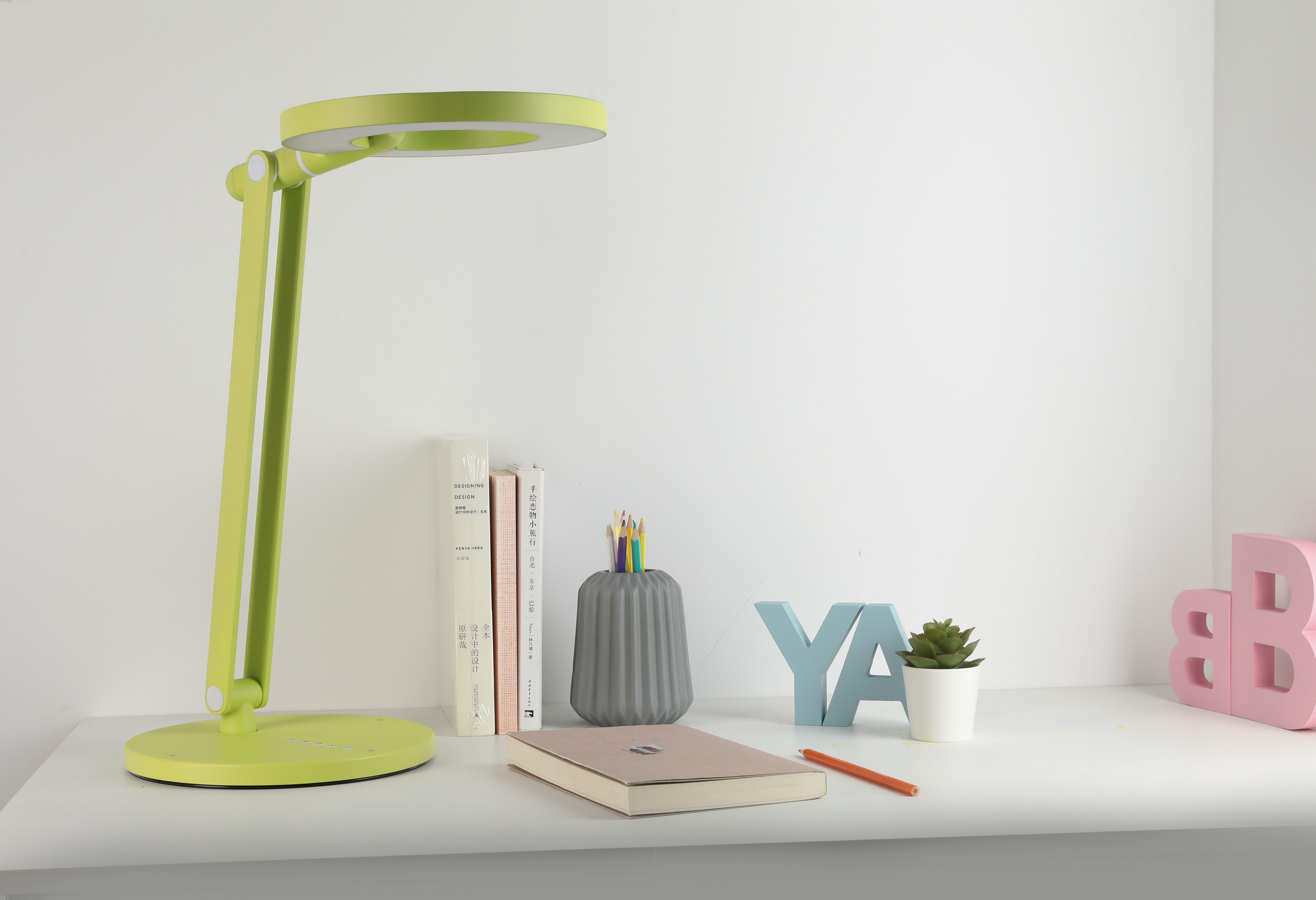 "gn2q7zl24v">爱睛护眼灯以专业护眼为设计理念,采用紫光芯片,led照明