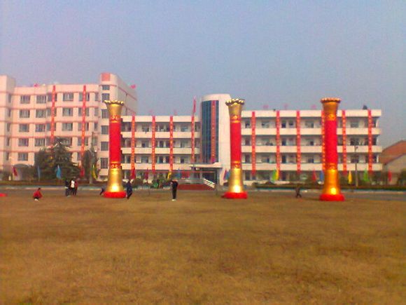  p>汉川四中创建于1956年7月,座落在汉川西部古镇脉旺镇. /p>