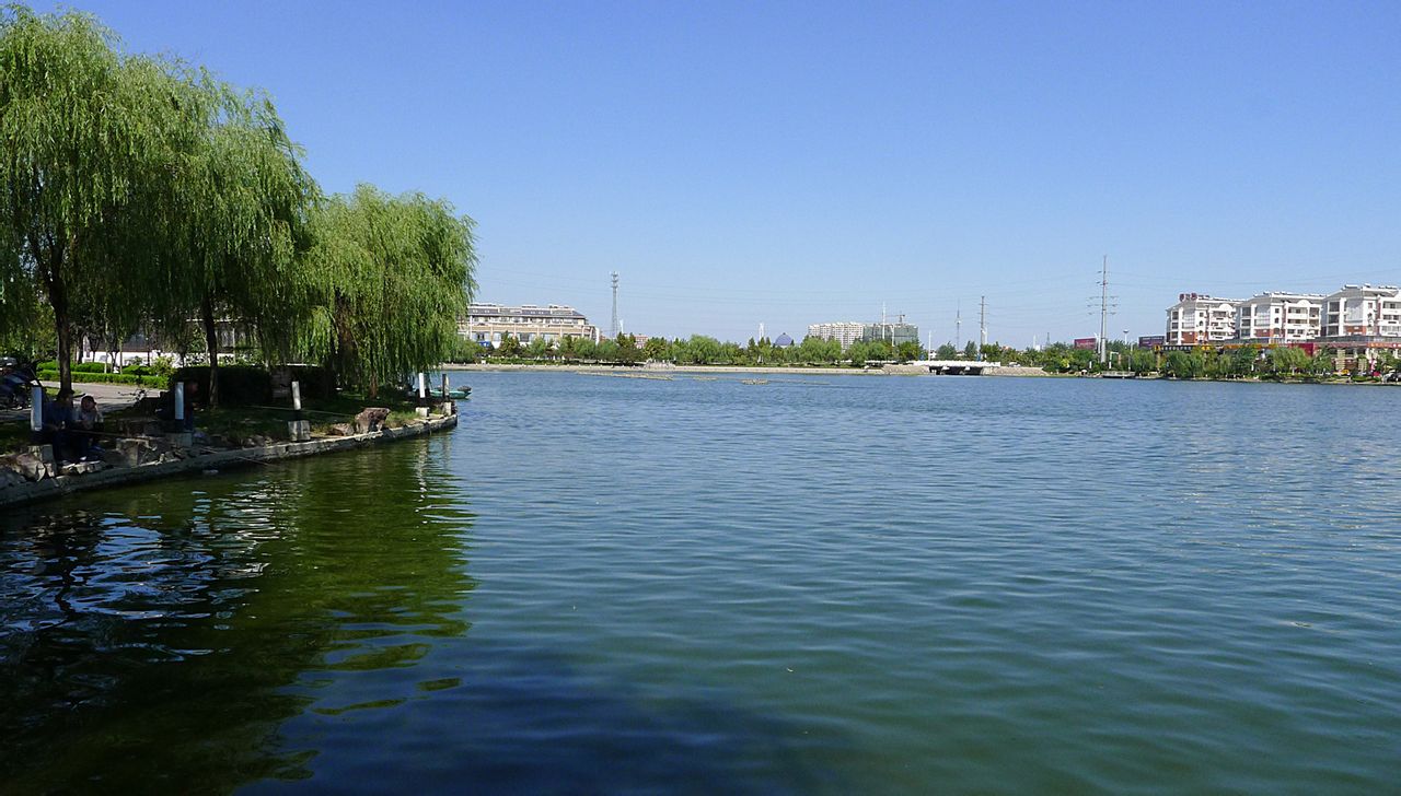  p>滨海南湖广场是"十一五"期间江苏省滨海县规划建设的五大广场之一