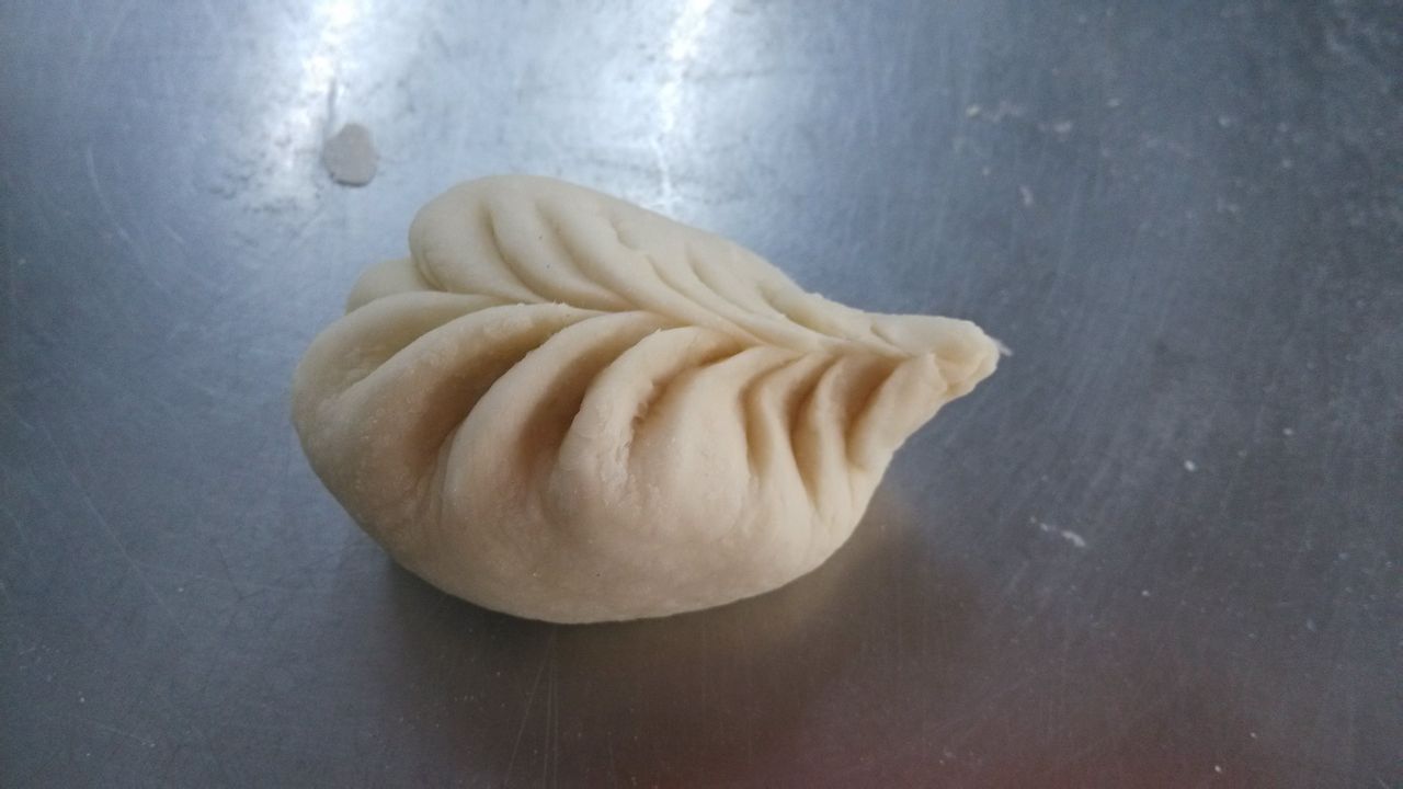  p data-id="svaodmpiejbh">奶黄秋叶包是以面粉为主料制作的食品.
