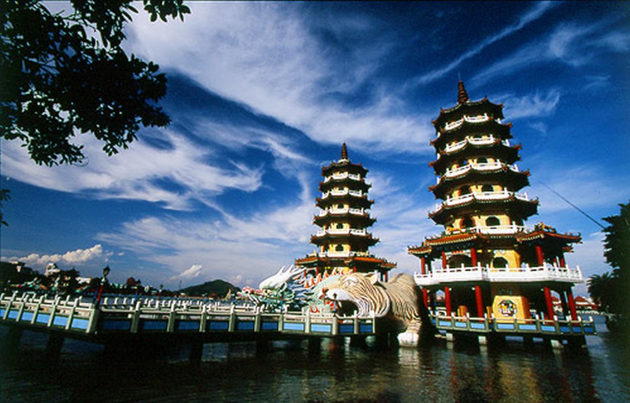  p>莲池潭(旧称莲花潭)位于台湾省高雄市半屏山之南,龟山之北,是高雄