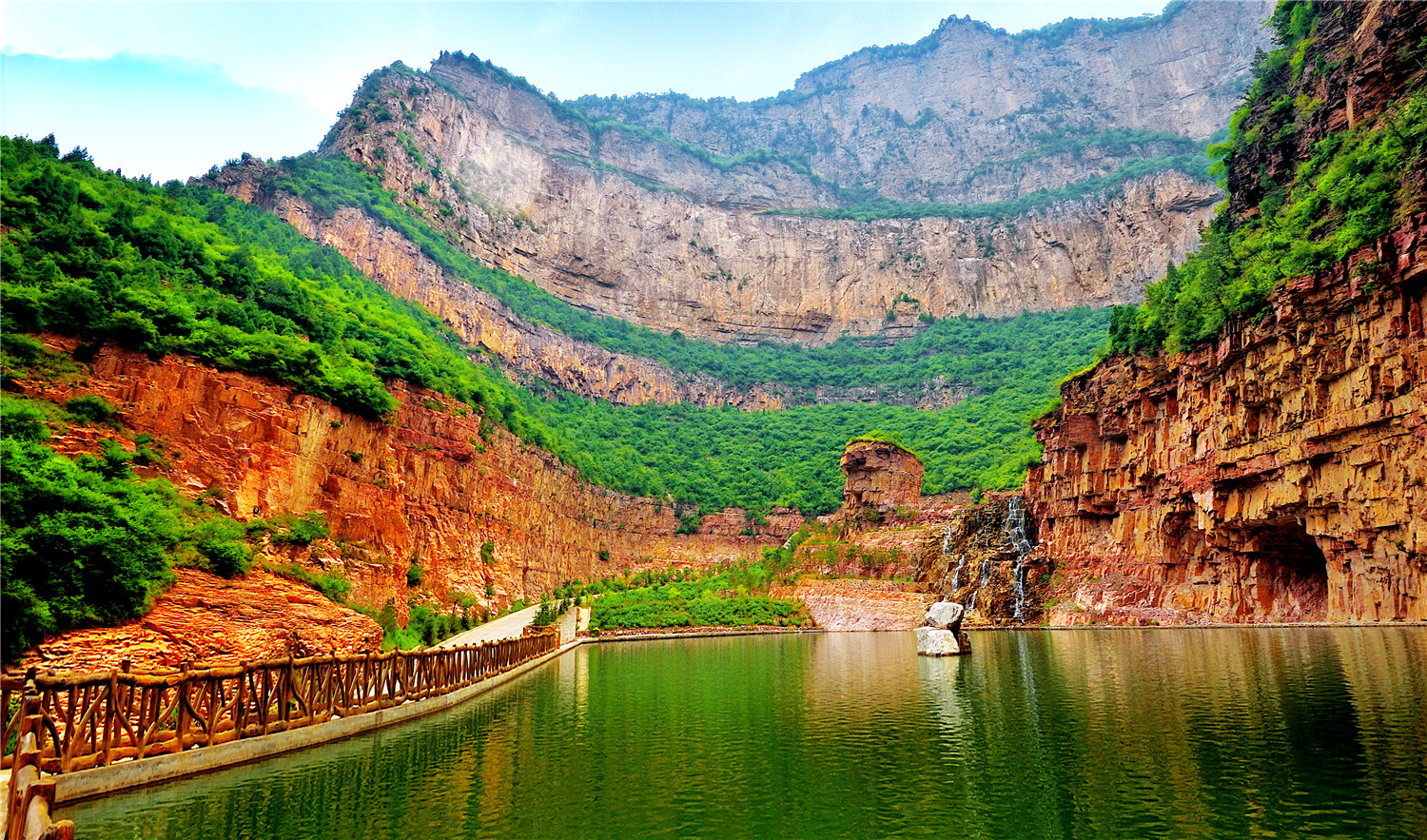  p>红崖峡谷景区位于山西省灵石县,是太岳山国家森林公园十大景区之一