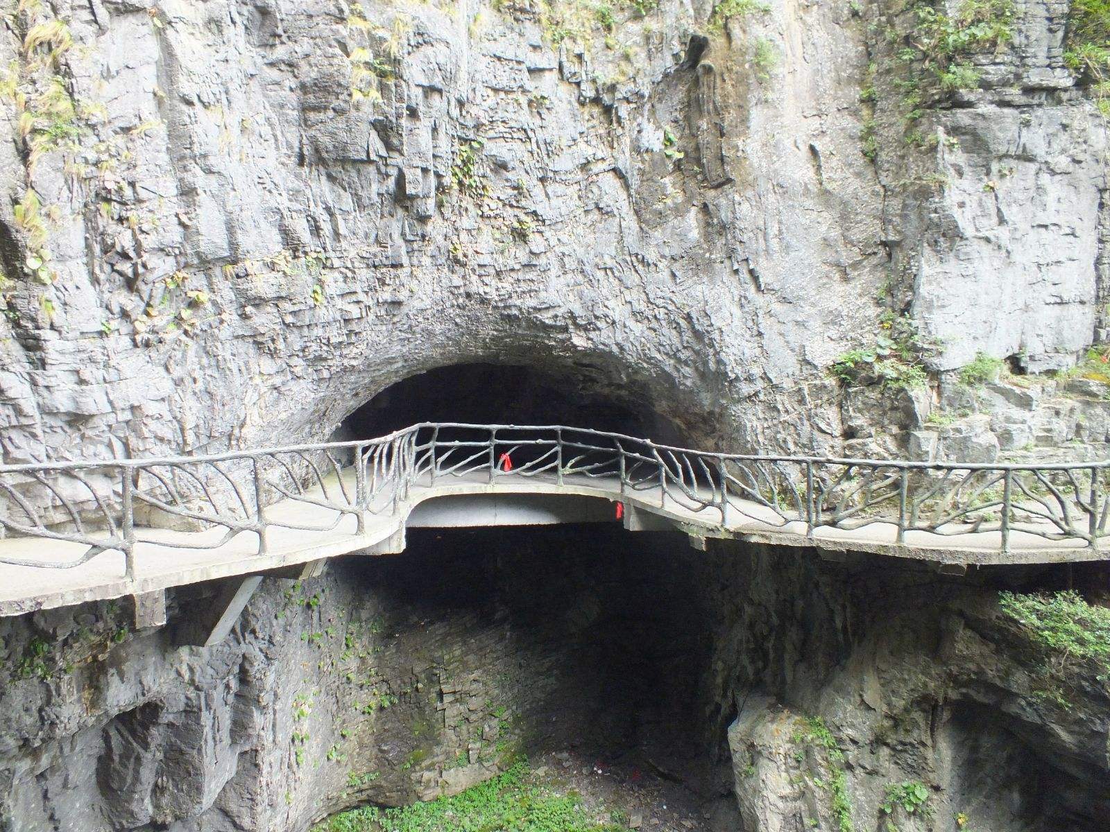  p>鬼谷栈道,是一道全线都立于万丈悬崖的中间的栈道,位于 a target="