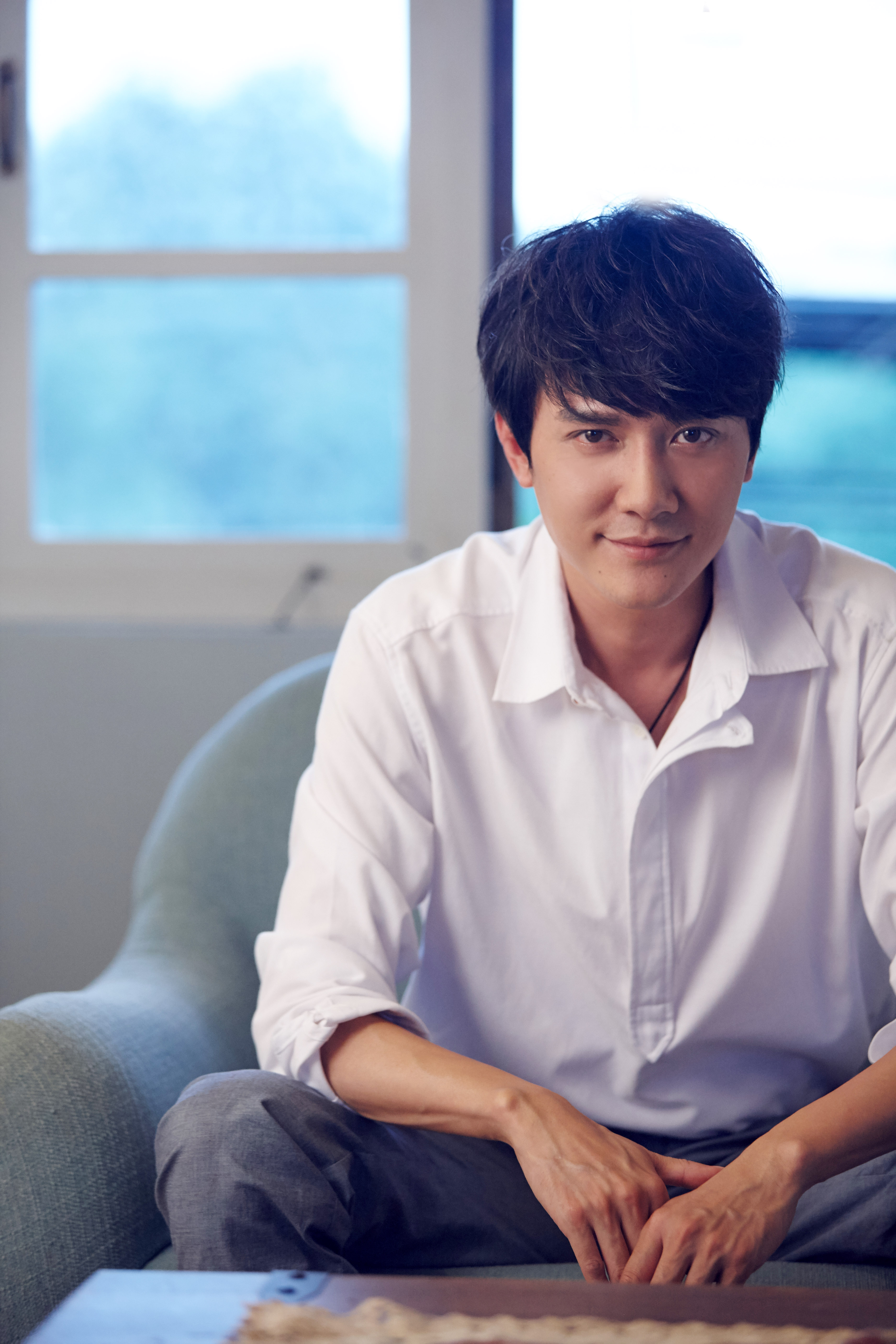  p>冯绍峰,原名冯威,1978年10月7日出生于上海市,中国内地男演员,毕业