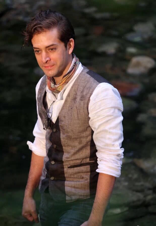 b4if">闫龙飞,1980年4月3日出生于墨西哥城,在中国发展的墨西哥男演员