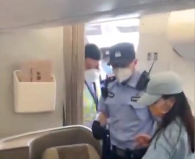 北京市北京首都国际机场,一则"女子强行从经济舱闯入公务舱占座,导致