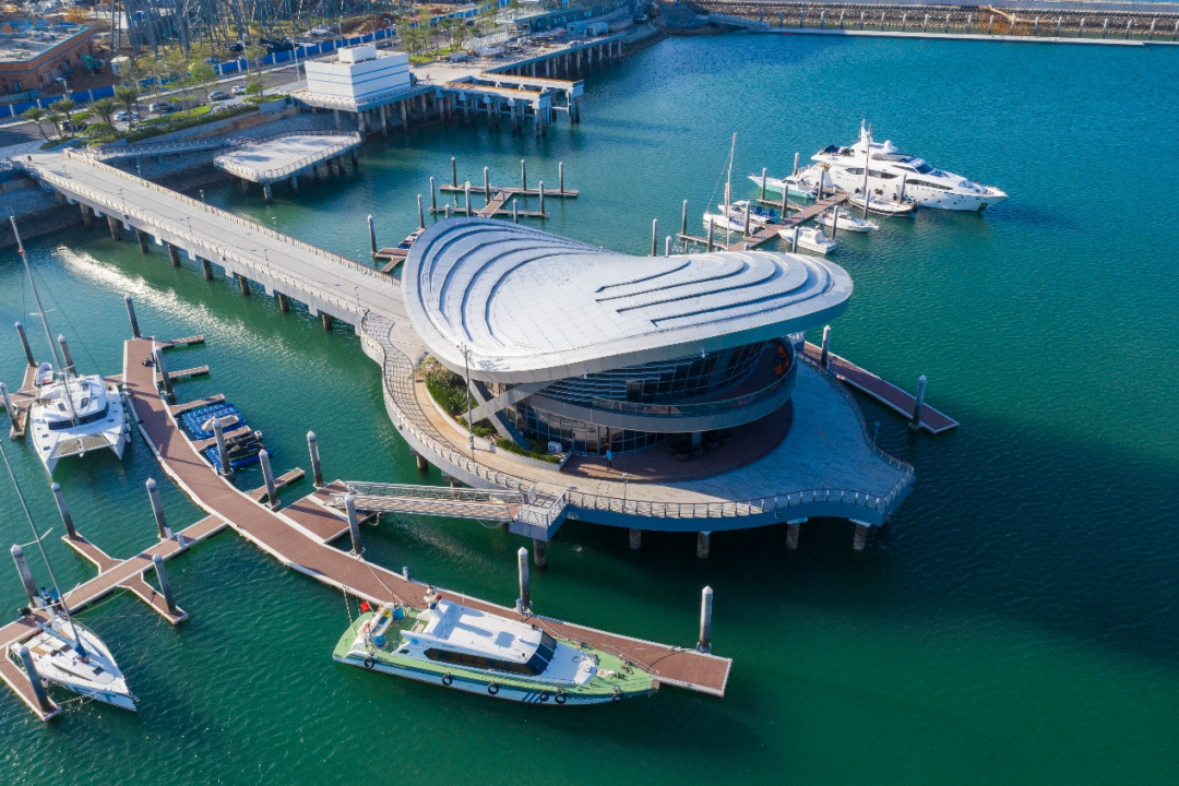 游艇俱乐部位于 a target="_blank" href="/item/中国海南海花岛