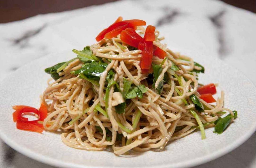  p>香菜拌云丝是一道由干云丝,香菜,麻油等做成的美食. /p>