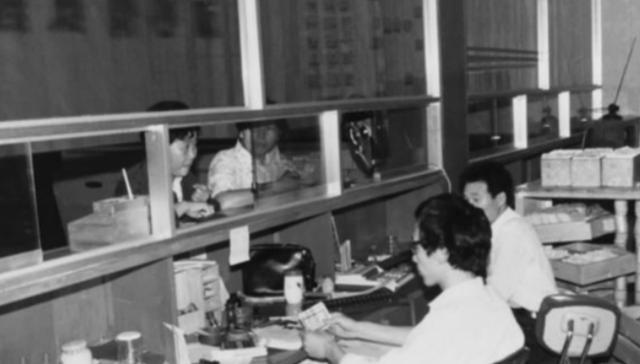 1980年 大妈拿金条去银行换钱被捕 牵出19年前800两黄金失窃案 百科ta说