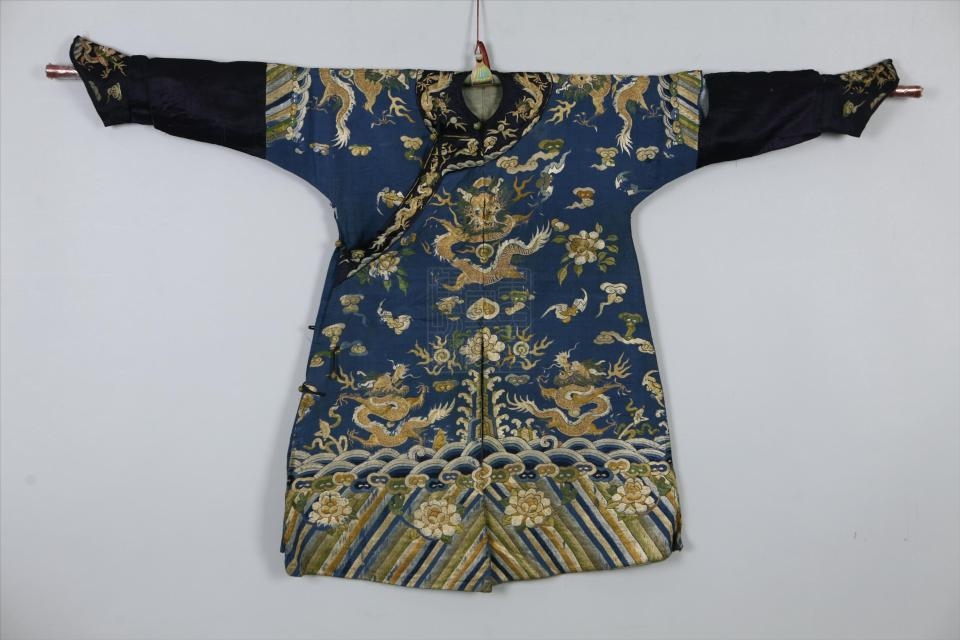 清蓝缎平金绣花女蟒袍