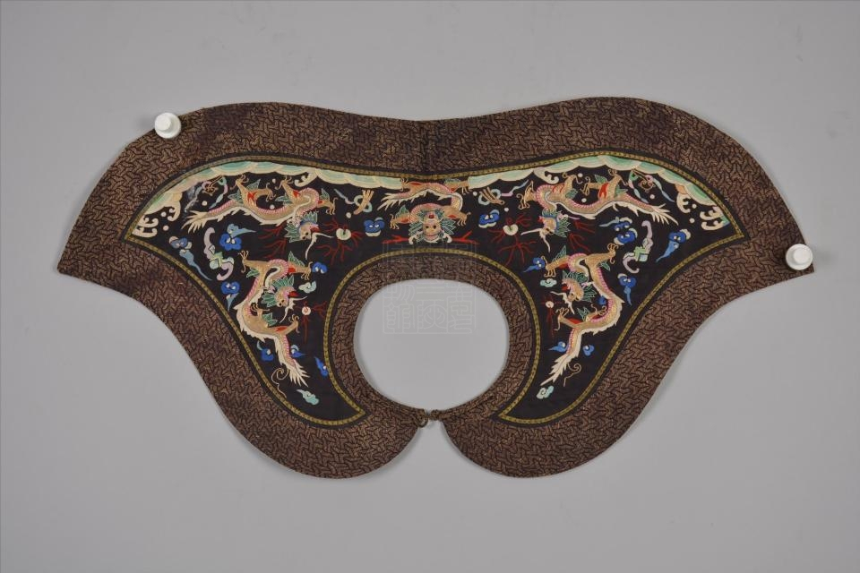 清黑缎拼金绣龙纹官服披领