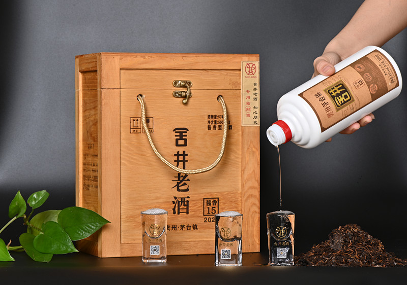 品牌旗下主要产品包括:舍井酱香15,舍井酱香25,舍井酱香35,中国红