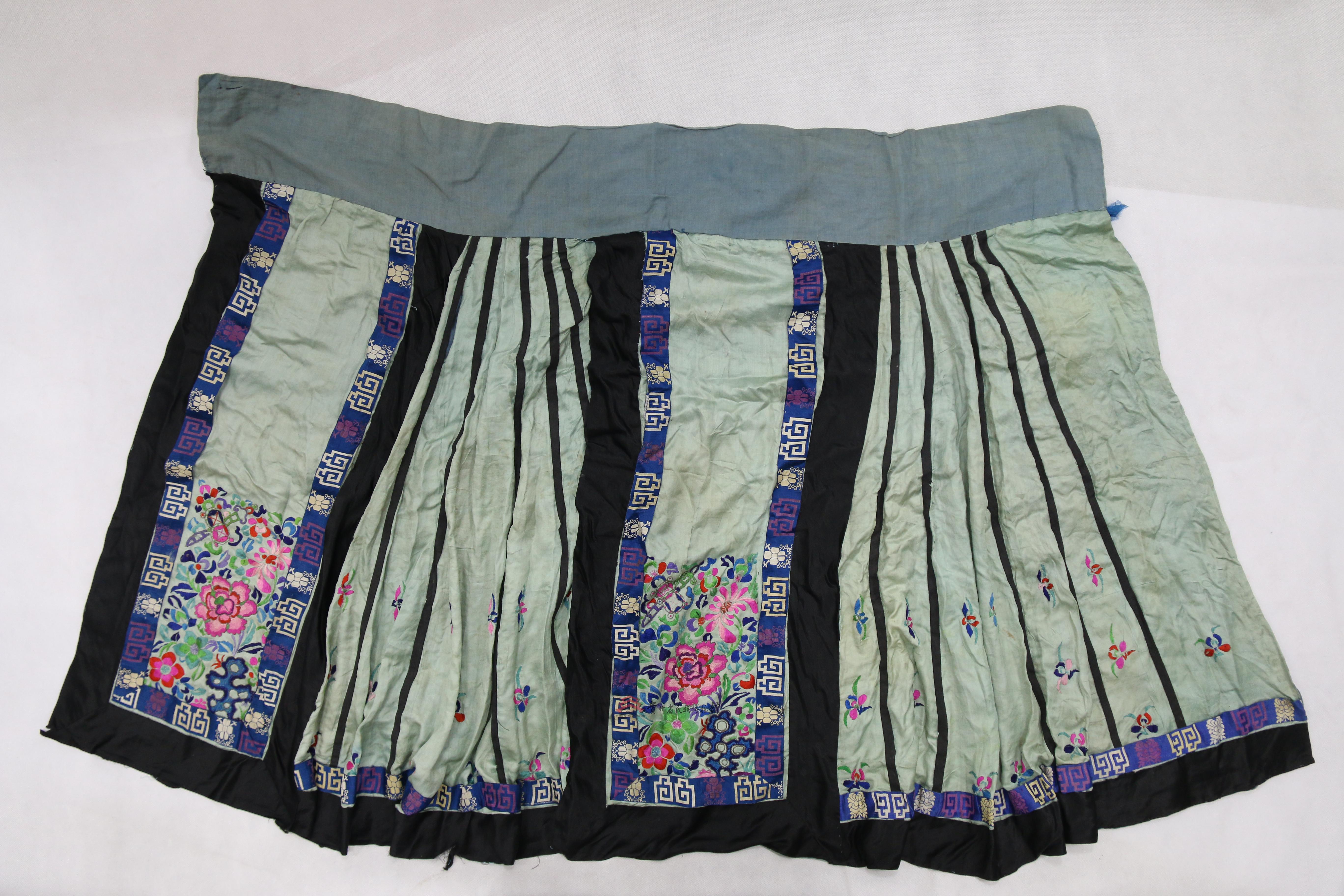 清代松桃土家族绿缎平绣打子绣花纹裙子