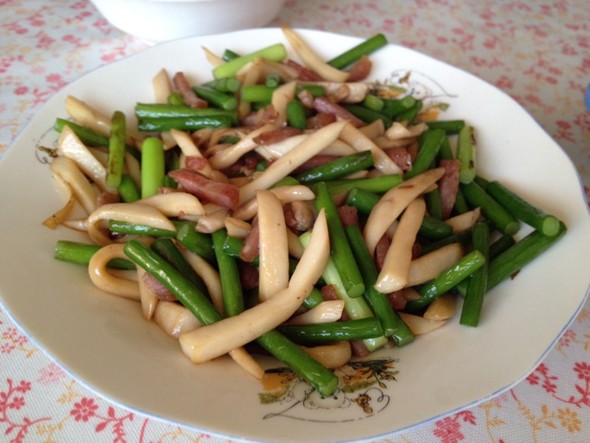 杏鲍菇咸肉炒蒜薹