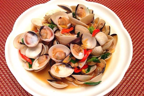  p>贝类小炒是一道美食,主要原材料辣椒,肉片,海红肉,水发鲍鱼片. /p>