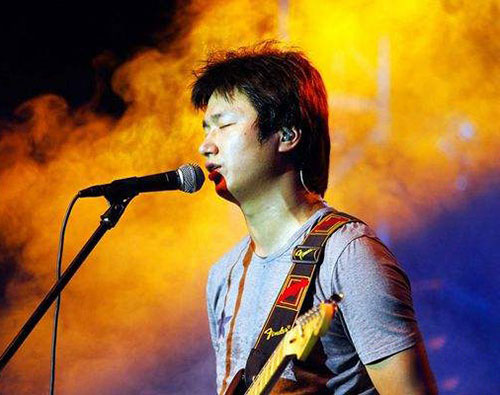 《彩色派对》是由李志演唱的一首歌曲