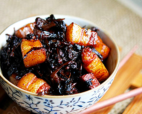  p>霉干菜烧肉是一道以精肉,霉干菜作为主要食材,以低粉,糖,泡打粉