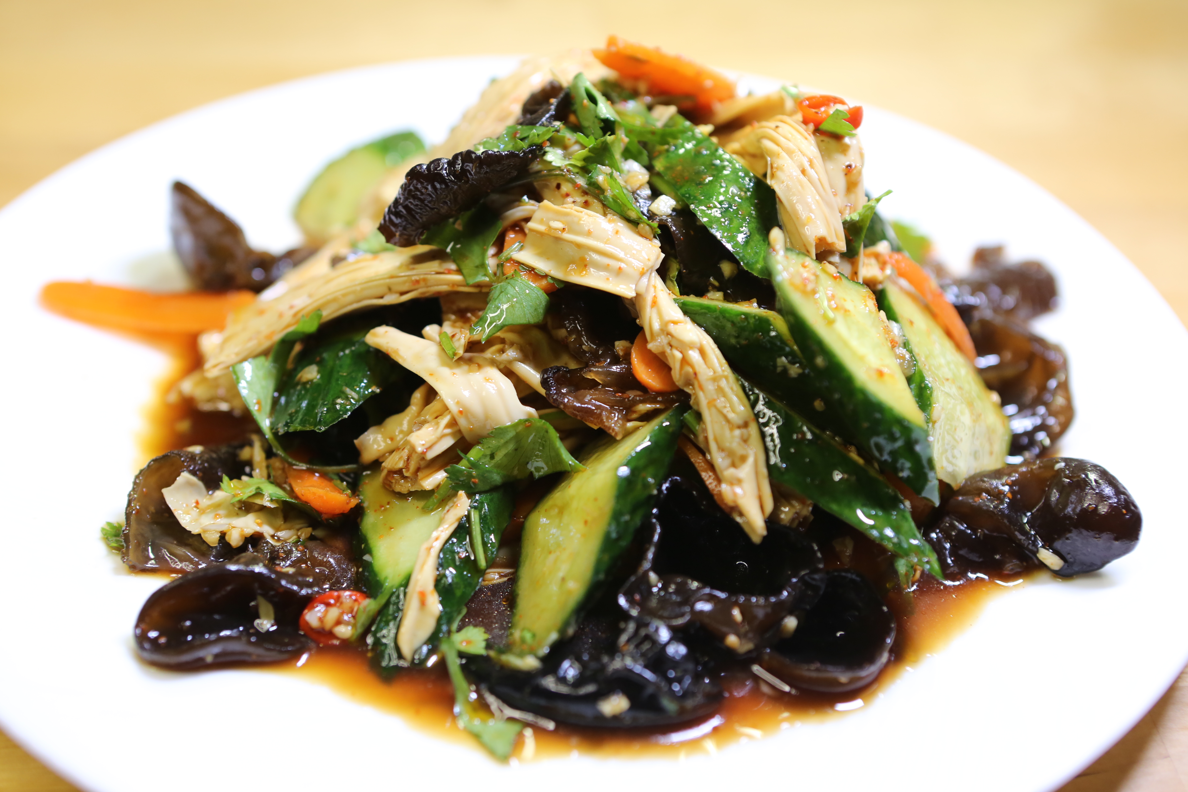  p>凉拌木耳腐竹是夏天的一道凉菜,主要食材有腐竹,木耳等. /p>